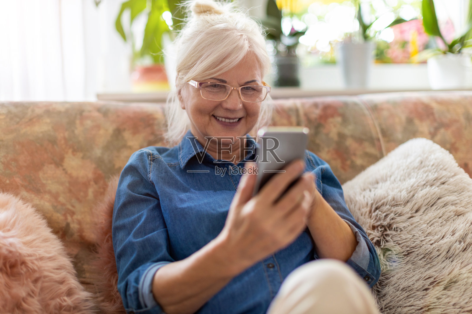 在家里使用手机的资深女性照片摄影图片