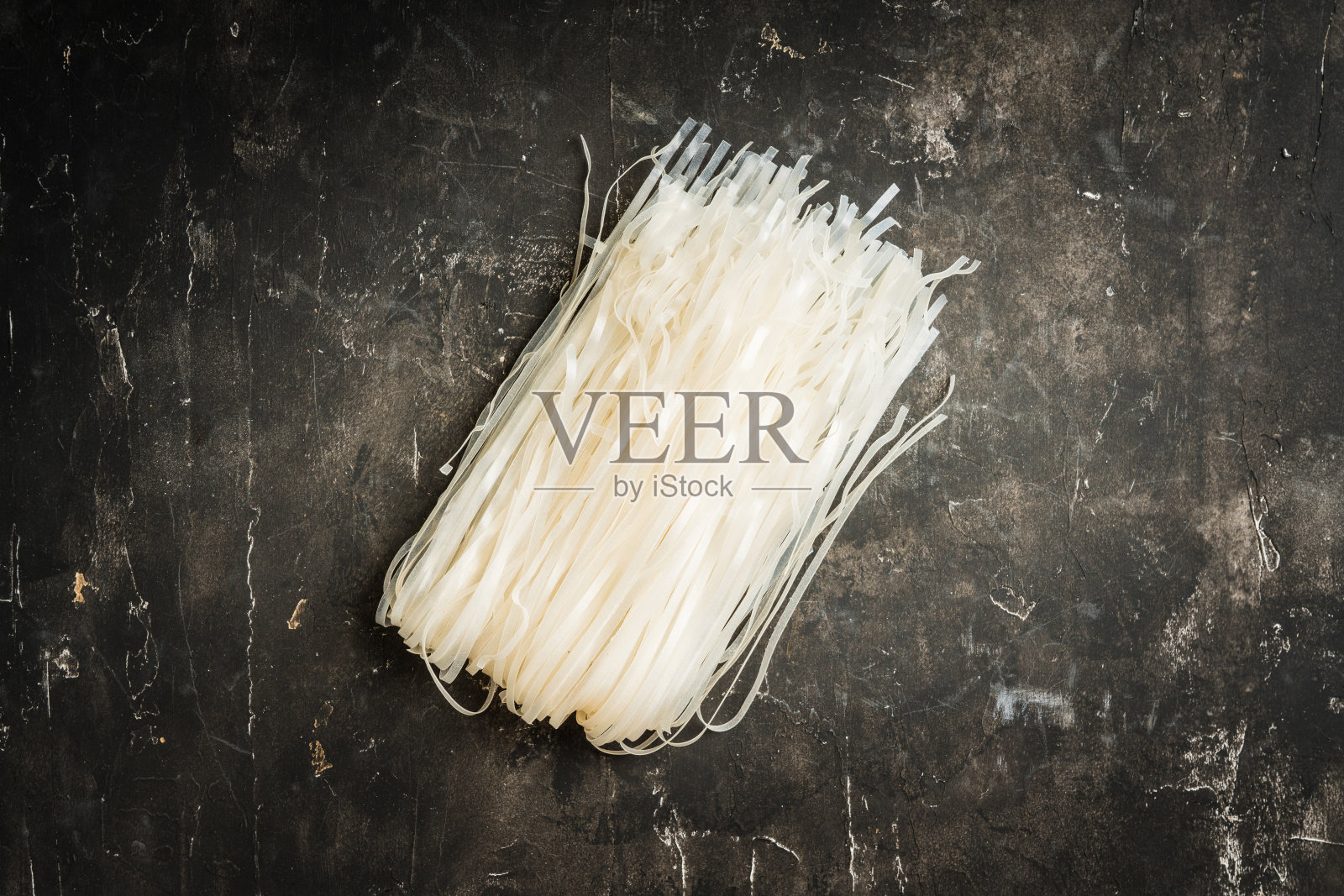 黑色乡村背景上的生米粉照片摄影图片