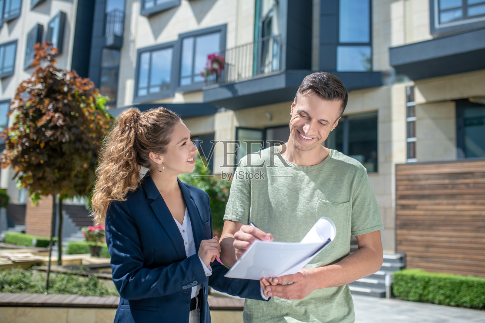 女经纪人向客户解释合同条款照片摄影图片