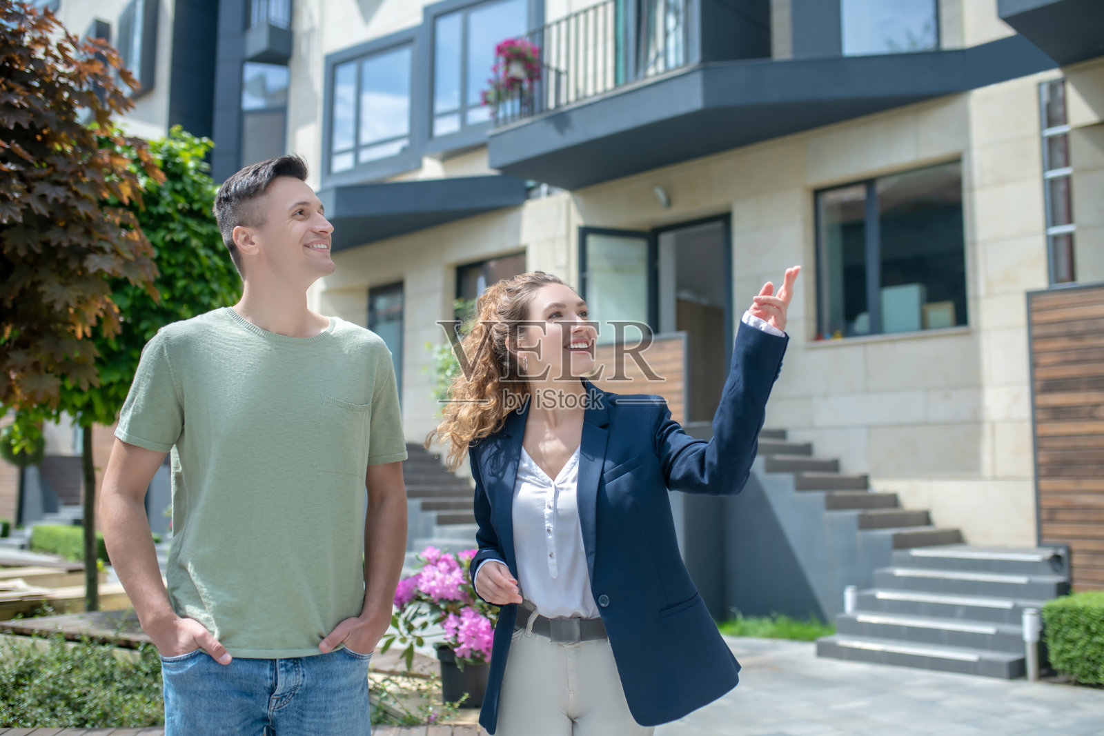 优雅的房地产经纪人向客户展示可能的变体照片摄影图片