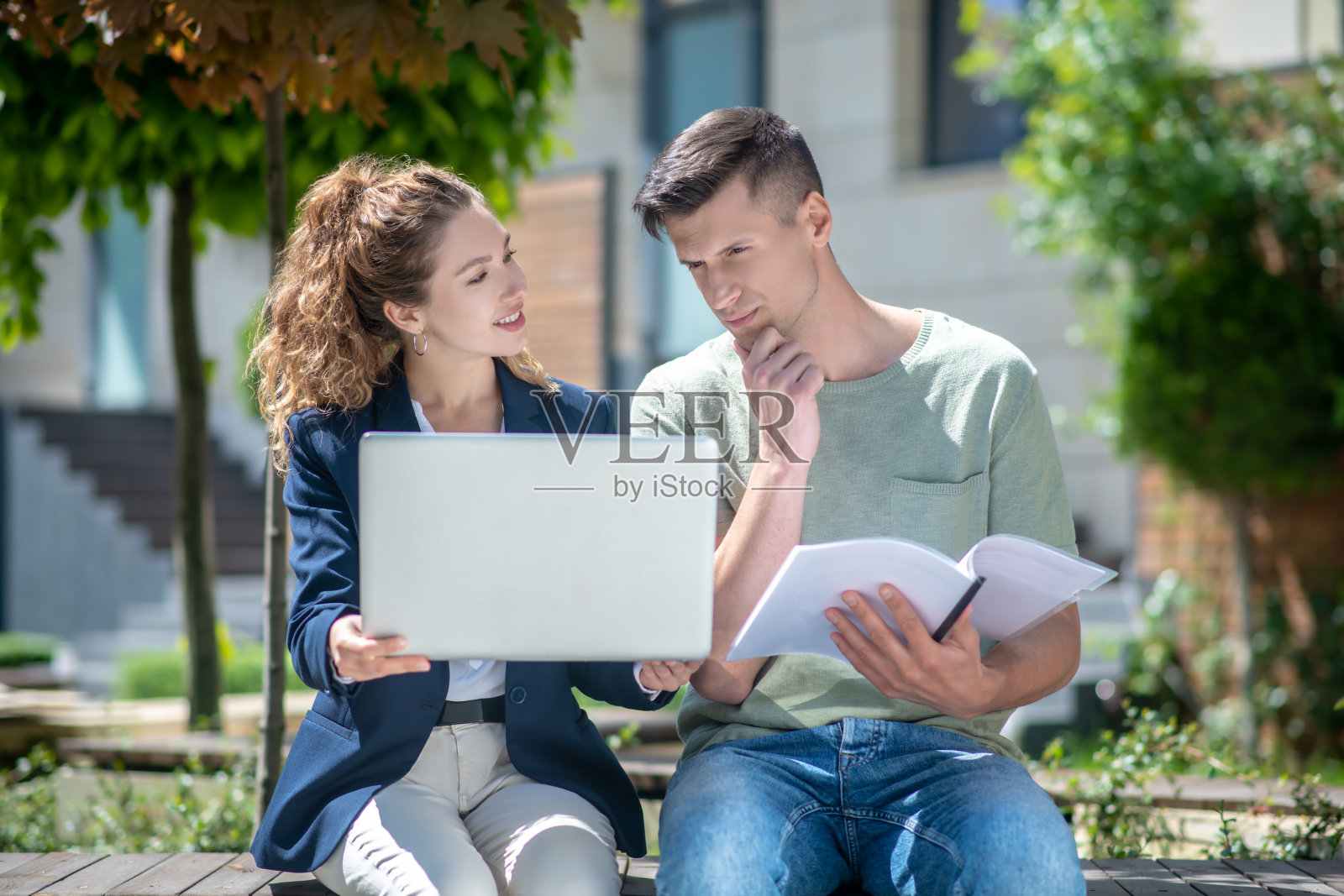 女经纪人向犹豫的客户展示出租的变体照片摄影图片