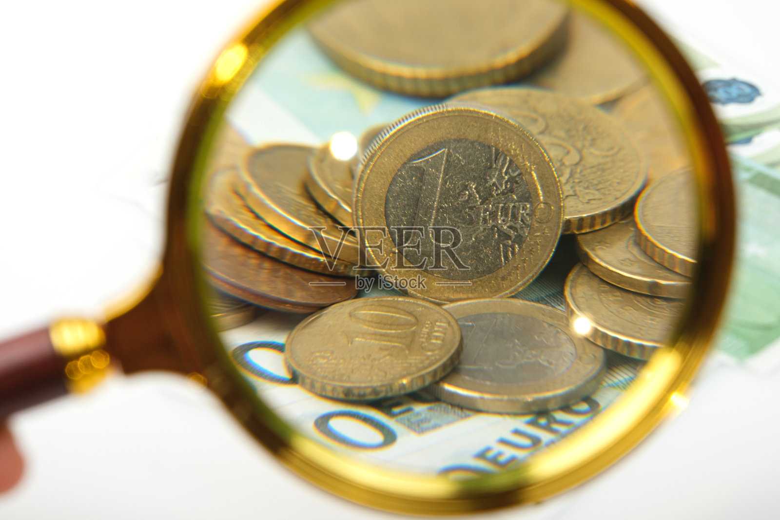 手放大镜在白色背景上孤立的欧元钞票照片摄影图片