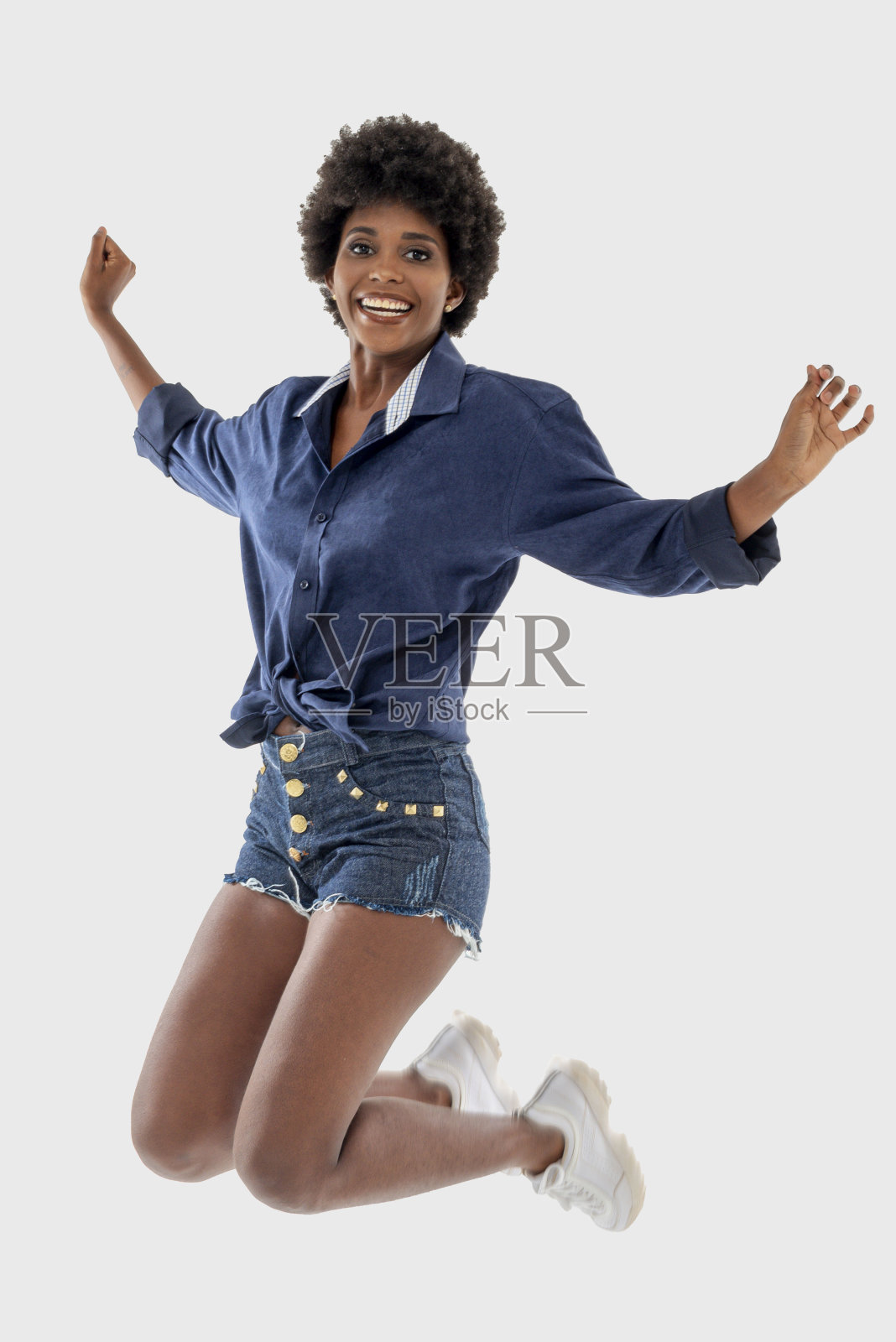 黑人女性被孤立在白人背景下照片摄影图片