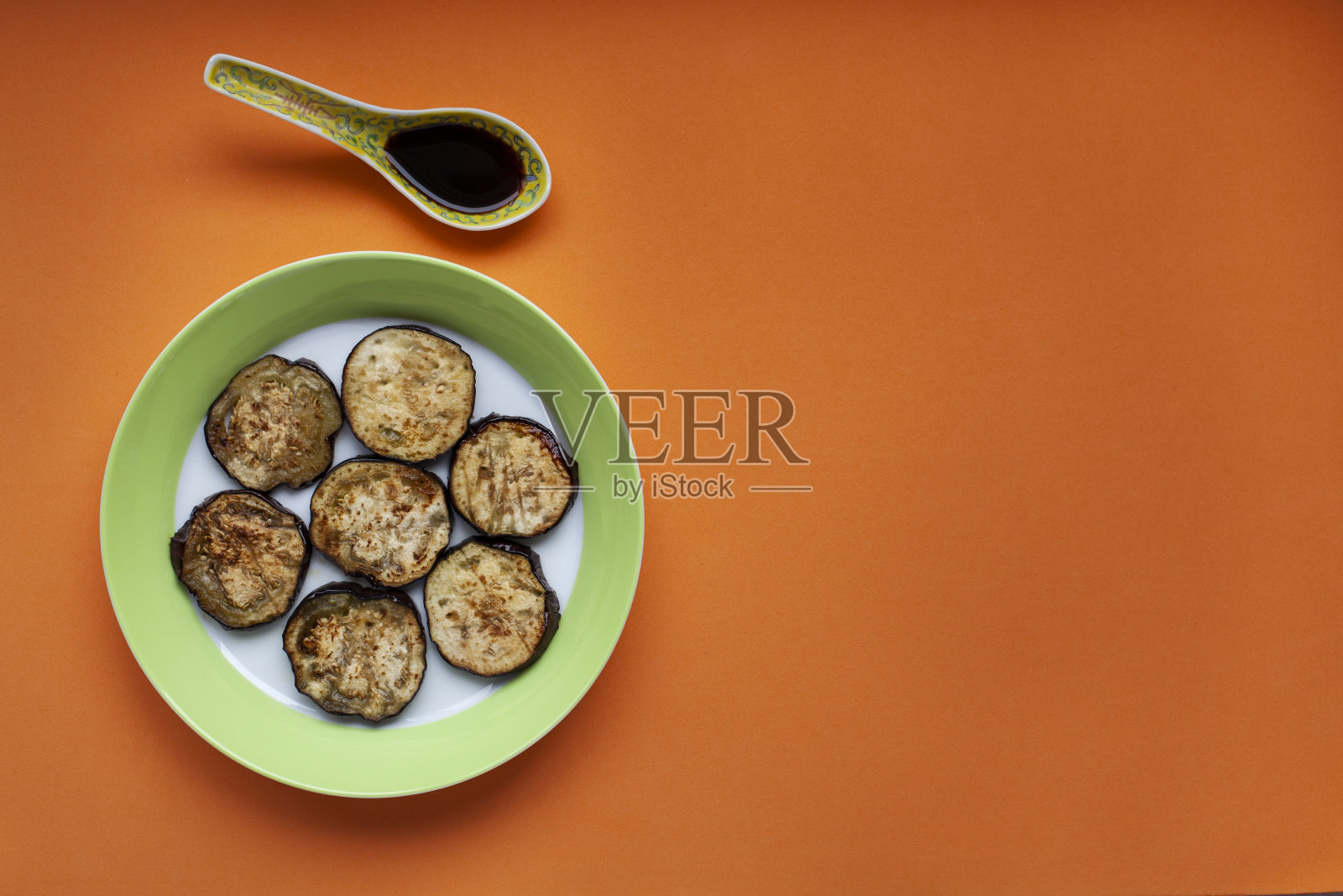 烤茄子。素食照片摄影图片