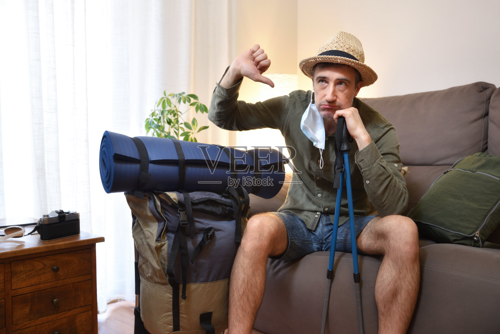 心怀不满的蒙面人准备在家冒险照片摄影图片