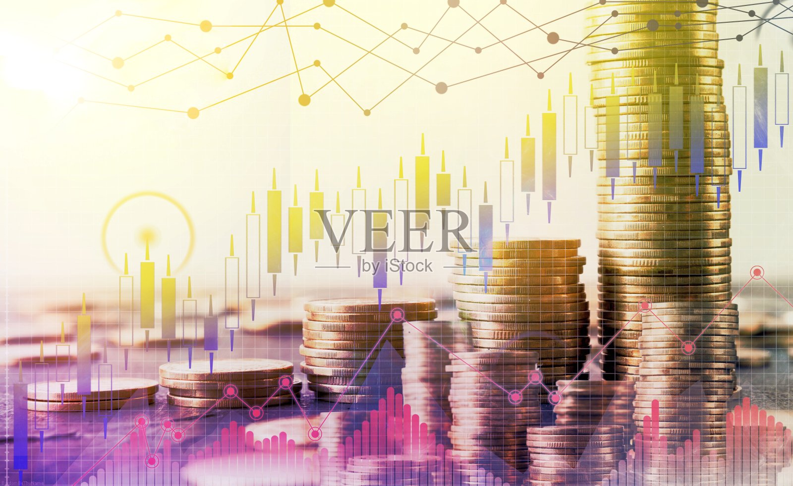 在透明的屏幕上，空白的地方拼贴成堆的硬币和财务图表。全景照片摄影图片