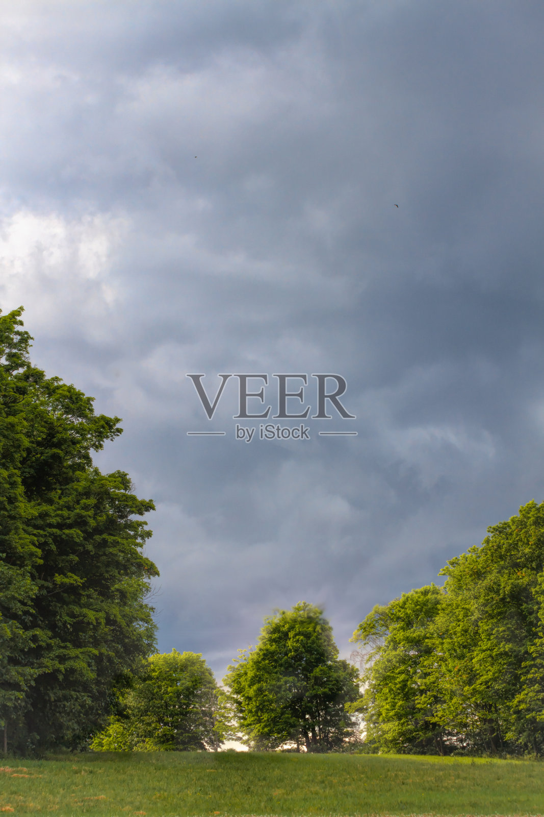 上面是乌云，下面是阳光照片摄影图片