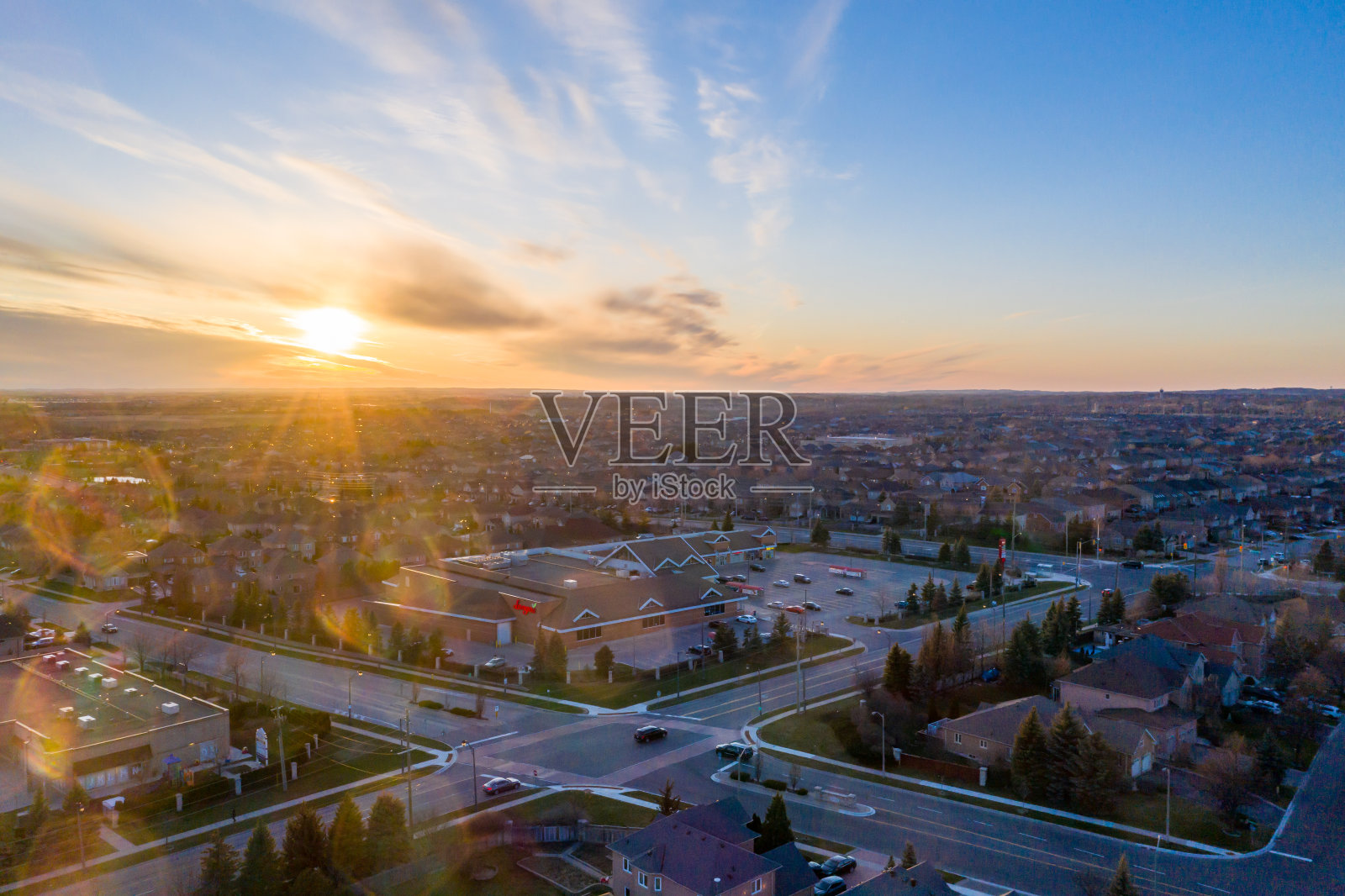 卢瑟福路和伊斯灵顿大街的鸟瞰图，位于Woodbridge的独立复式住宅在沃恩，安大略省，加拿大照片摄影图片