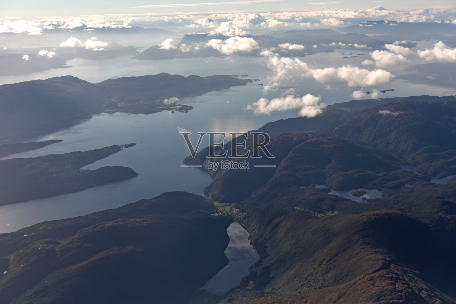 鸟瞰图的峡湾，山脉和云照片摄影图片