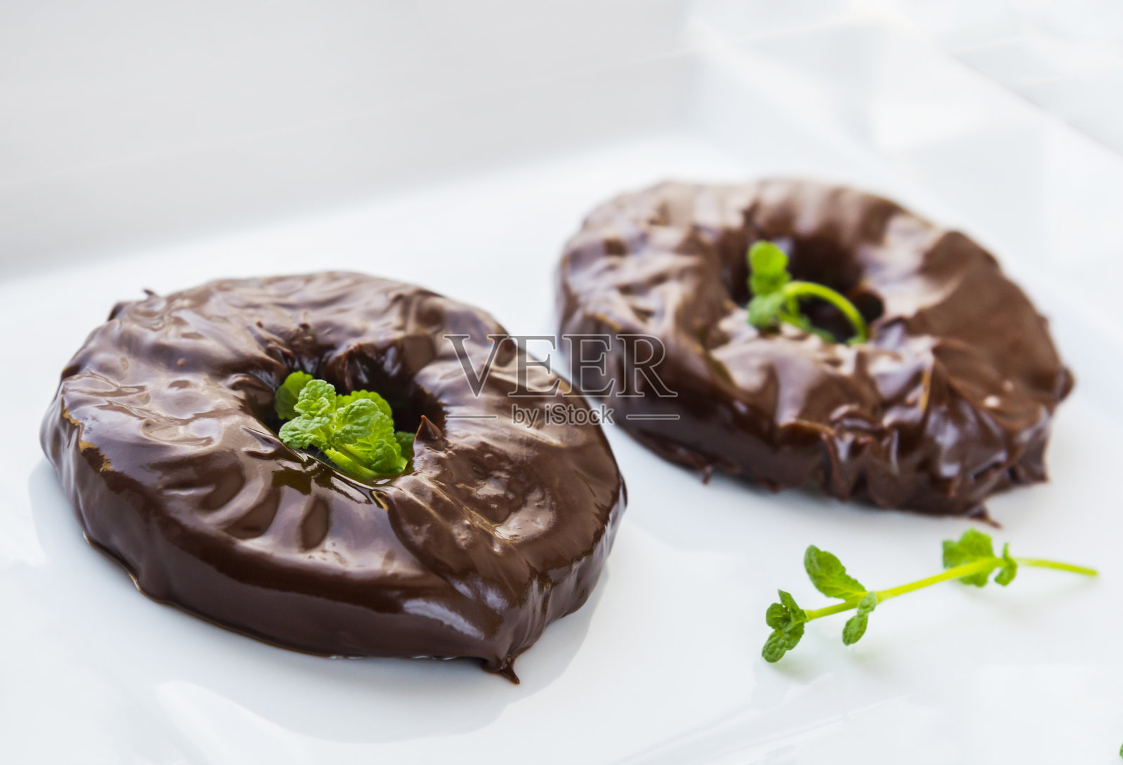 朗姆酒和巧克力加菠萝照片摄影图片