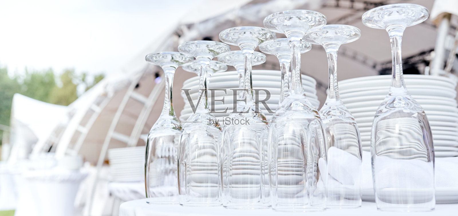 餐饮服务。特写:户外派对上没有酒和盘子的玻璃杯背景。照片摄影图片