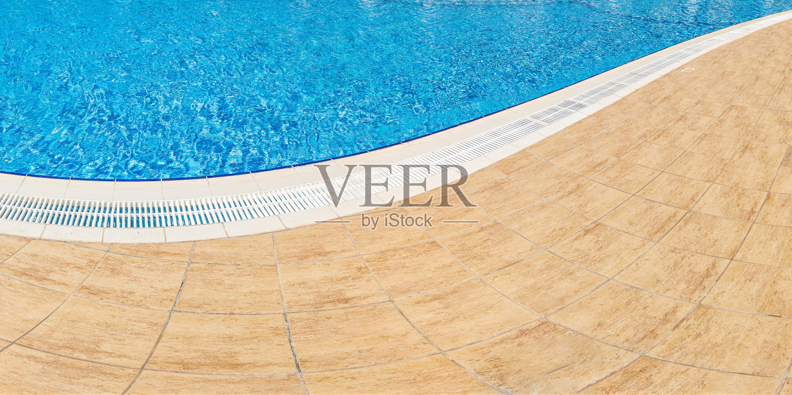 蓝色背景的水池。游泳池俯视图和地板纹理。全景游泳池底部瓷砖图案和透明的水。暑期旅游和假期背景概念照片摄影图片