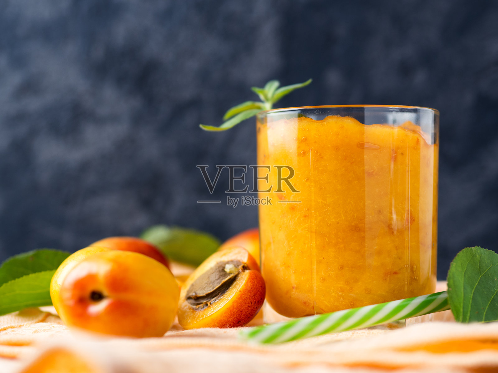 季节性的夏季健康杏冰沙照片摄影图片