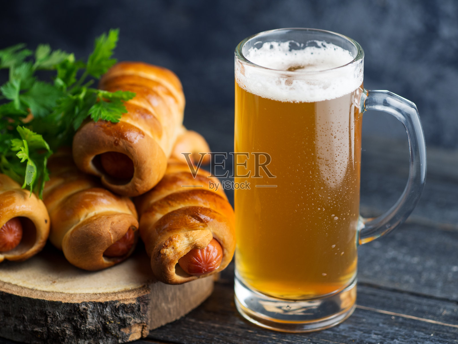 马克杯里的小麦淡啤酒和生面团里的自制香肠照片摄影图片