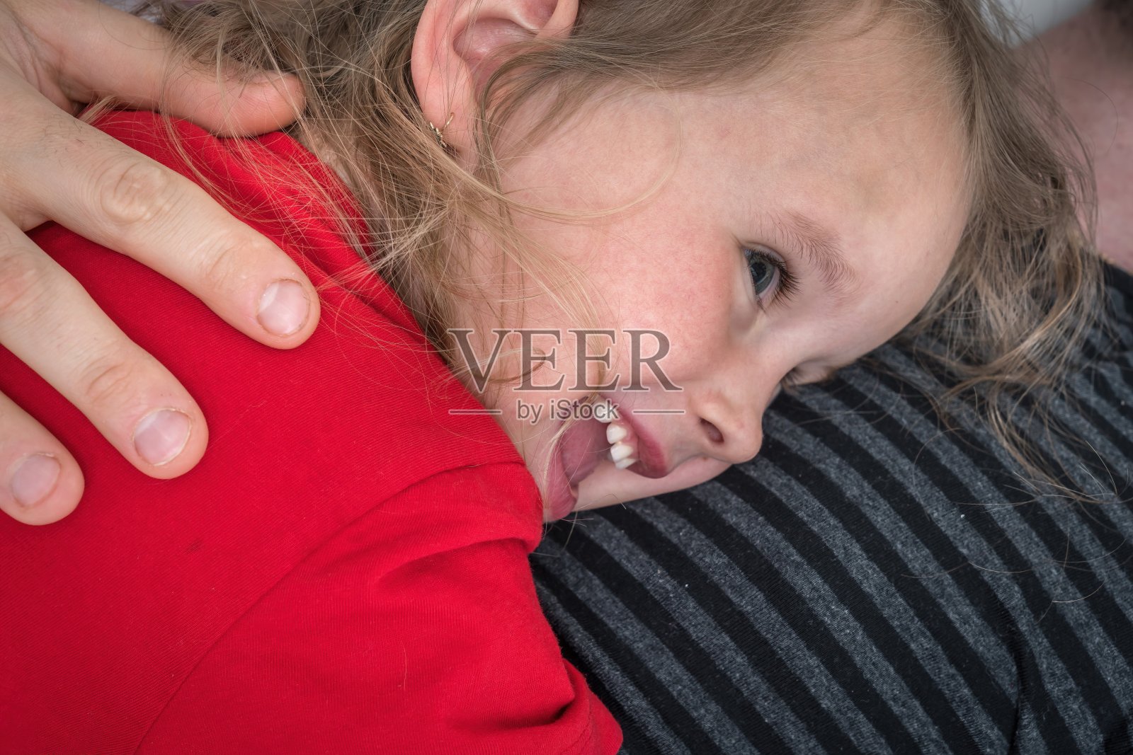 微笑的孩子在父亲的胸口照片摄影图片