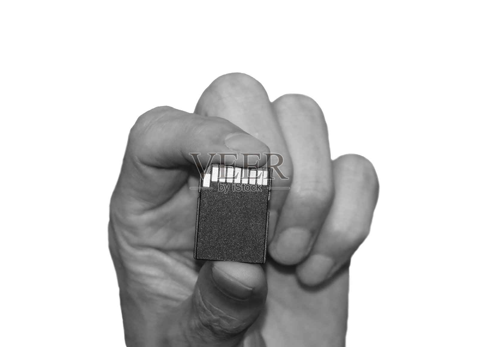 男人的手上拿着一张记忆卡。照片摄影图片