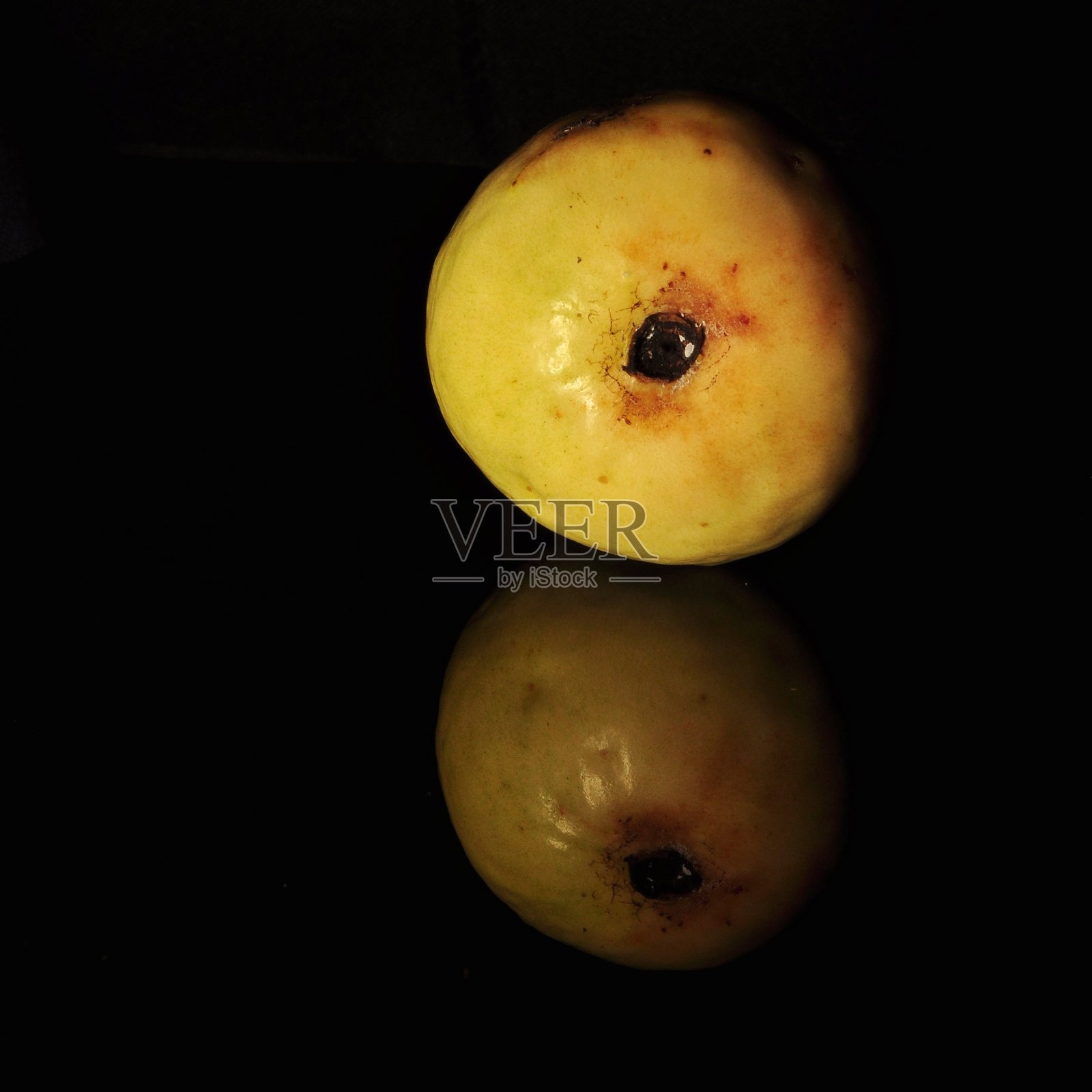 孤立在黑色背景上的红色番石榴片照片摄影图片