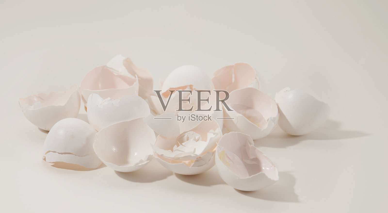 白色蛋壳上的背景，侧视图照片摄影图片
