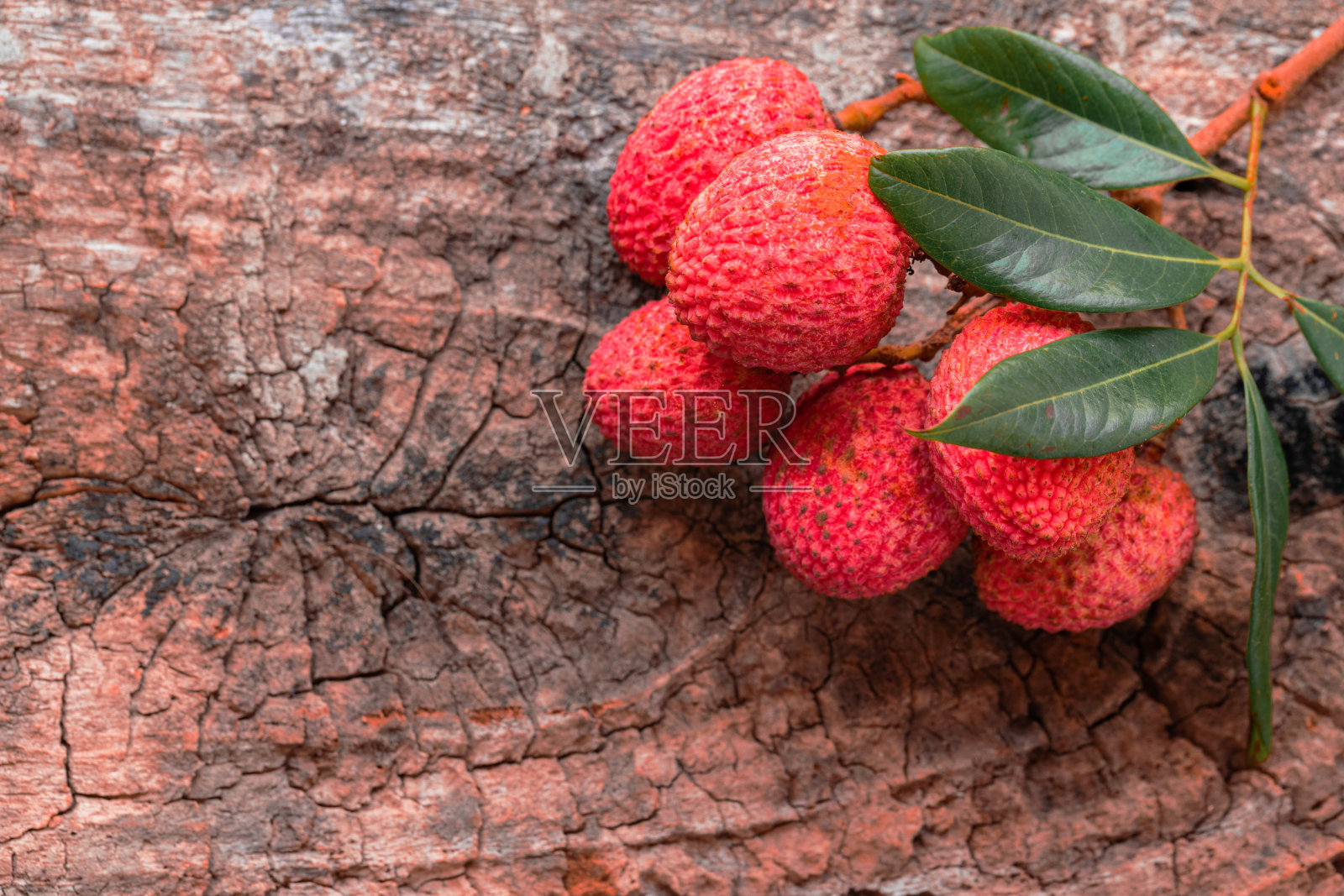 带有灰色背景的叶子的荔枝。热带水果。照片摄影图片
