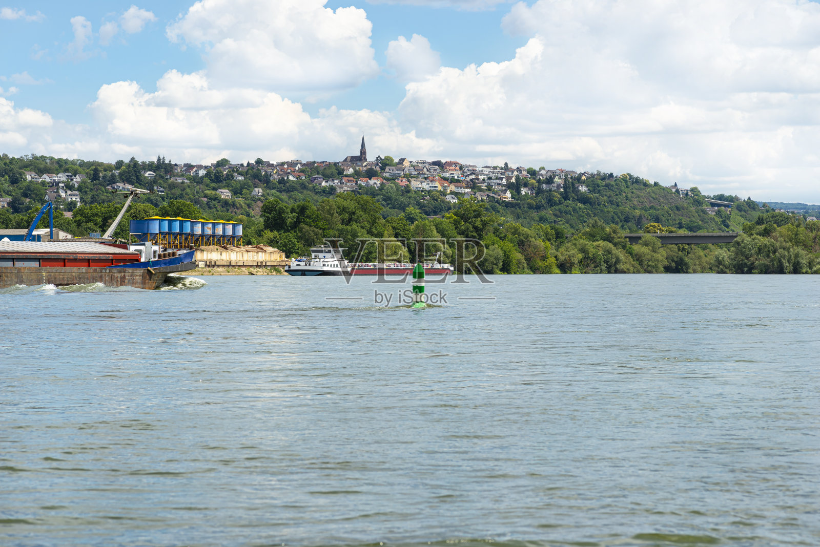 一艘在德国莱茵河上航行的大型油轮。石油、天然气和汽油的运输，可见装载港，繁忙的海上交通。照片摄影图片