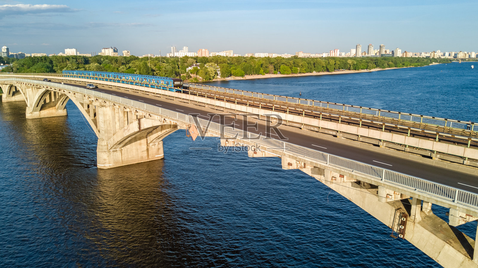 无人机俯瞰地铁铁路桥与火车和第聂伯河，基辅城市的天际线，基辅城市景观，乌克兰照片摄影图片