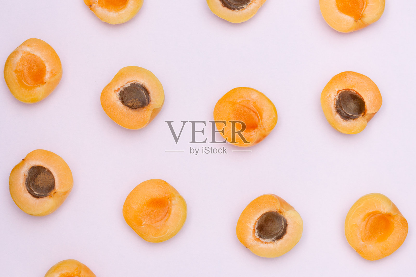 鲜艳的水果夏季图案的新鲜杏在粉红色的背景。俯视图，平放。照片摄影图片