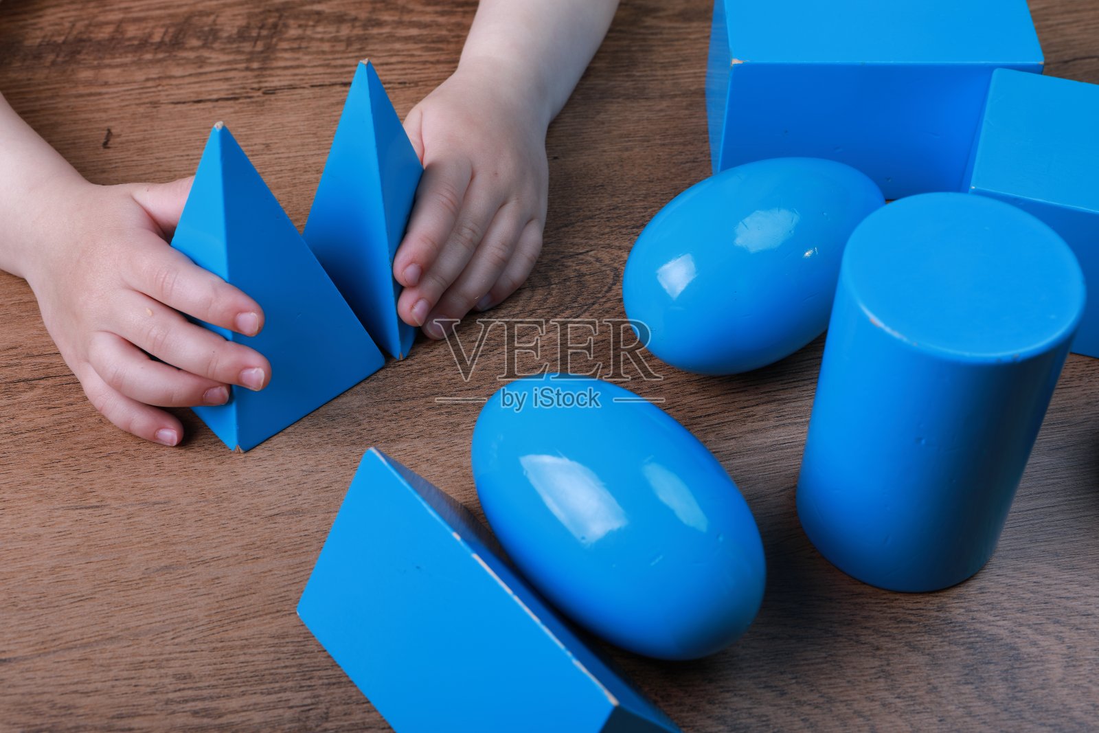 几何体的体积在桌子上照片摄影图片