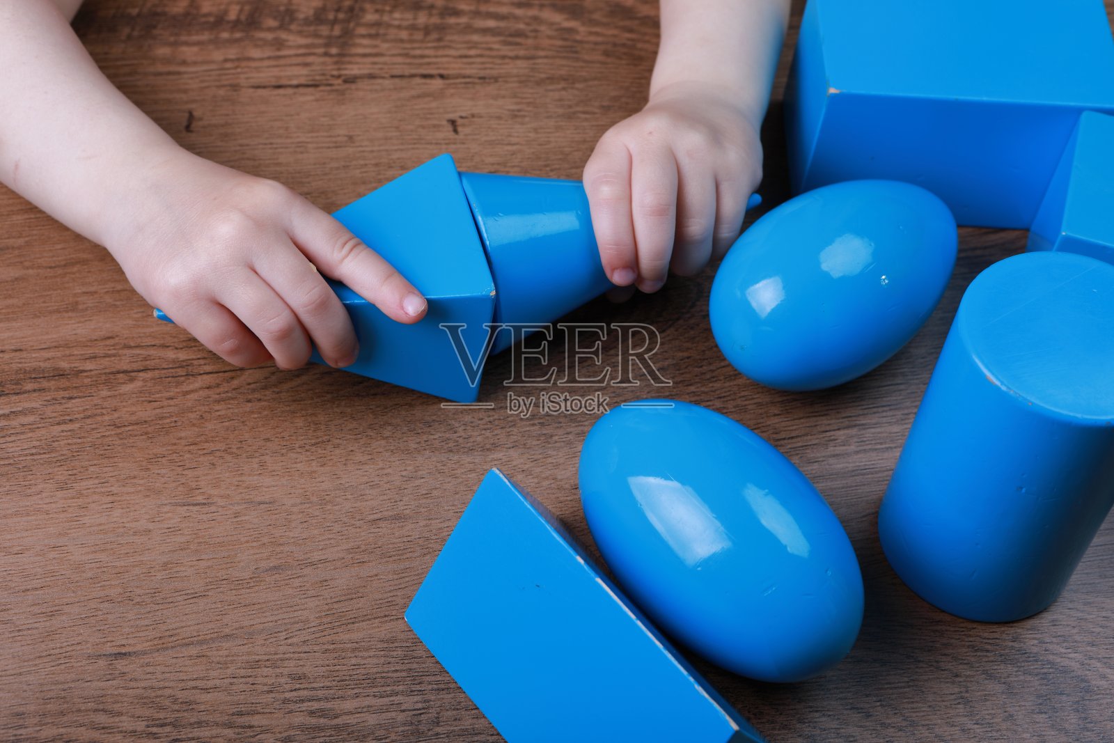 几何体的体积在桌子上照片摄影图片