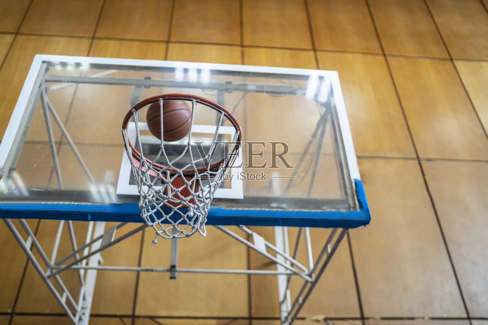 落在篮球圈里的球照片摄影图片