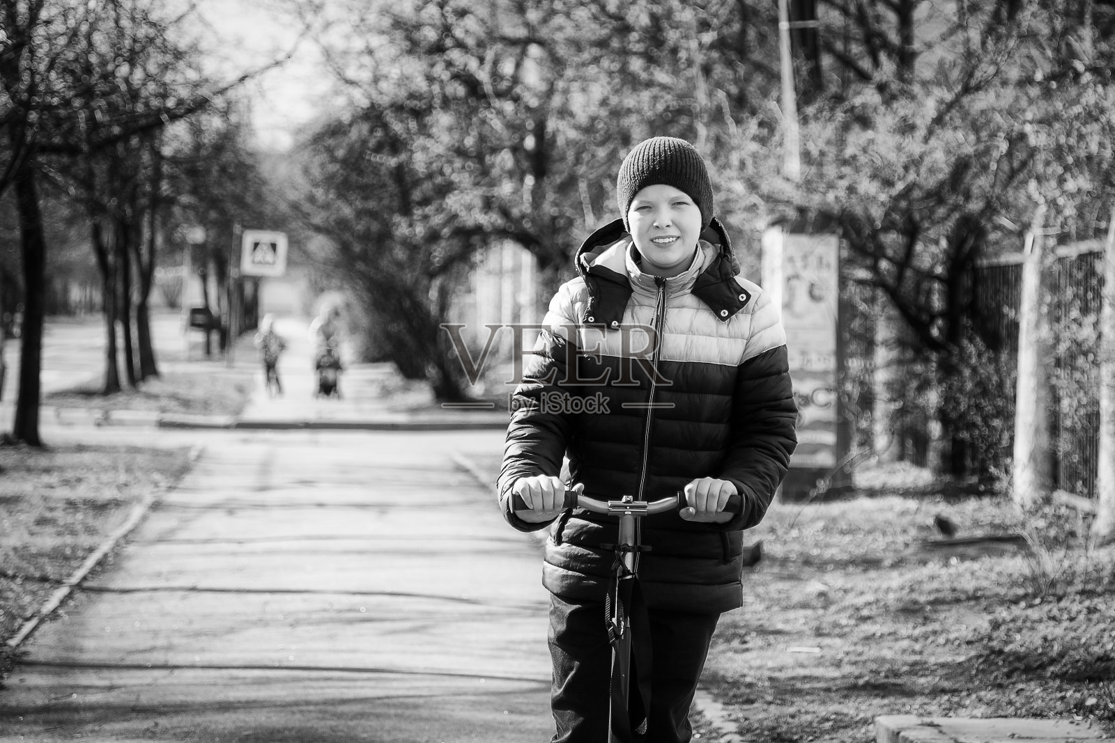 一个年轻人骑着滑板车照片摄影图片