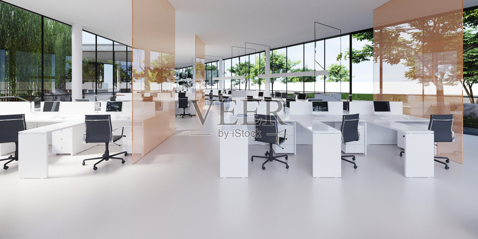 宽敞明亮的办公室，有办公桌和玻璃隔板。照片摄影图片