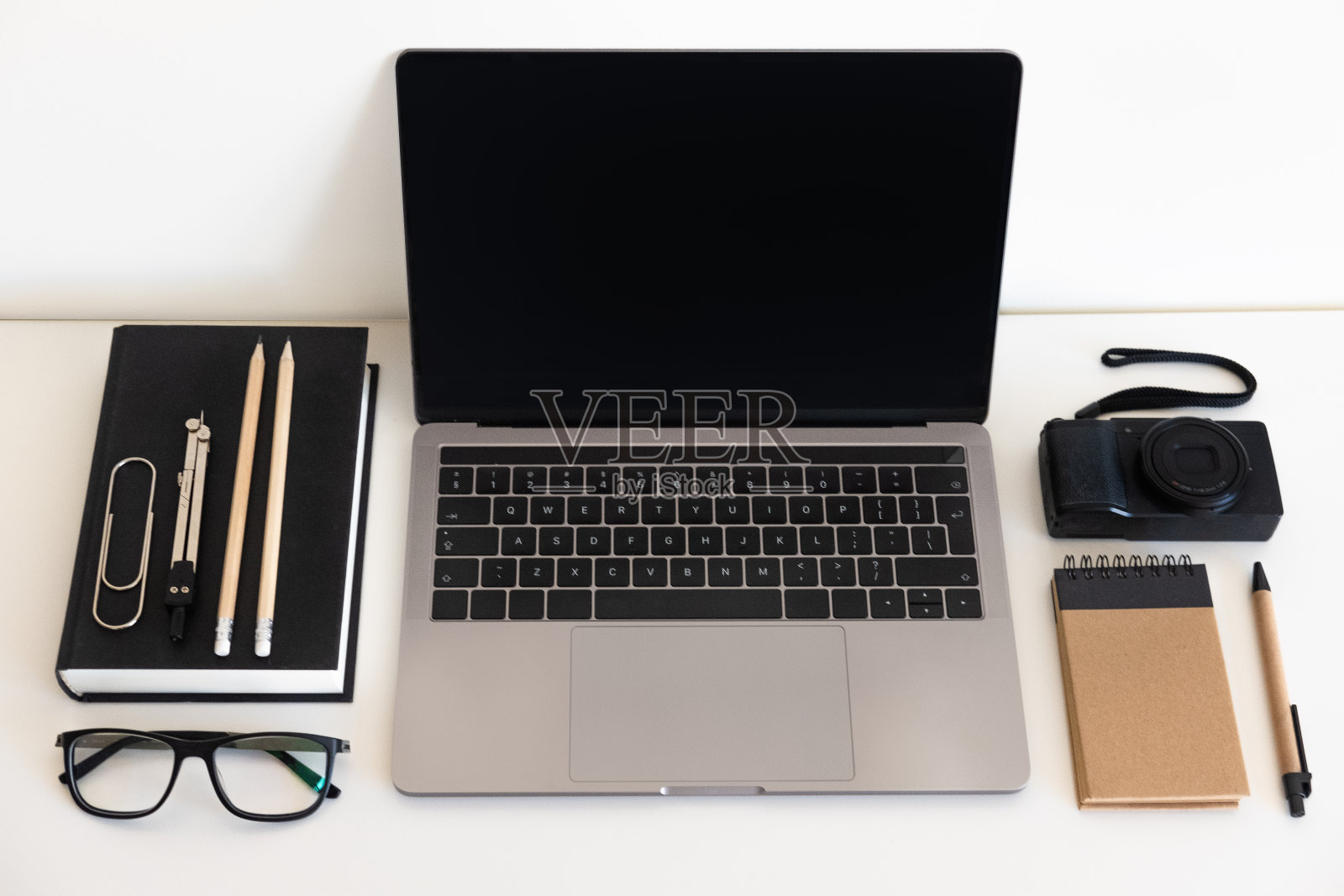 平躺，俯视图办公桌桌。工作空间的笔记本，键盘，办公用品和咖啡杯在白色的背景。照片摄影图片