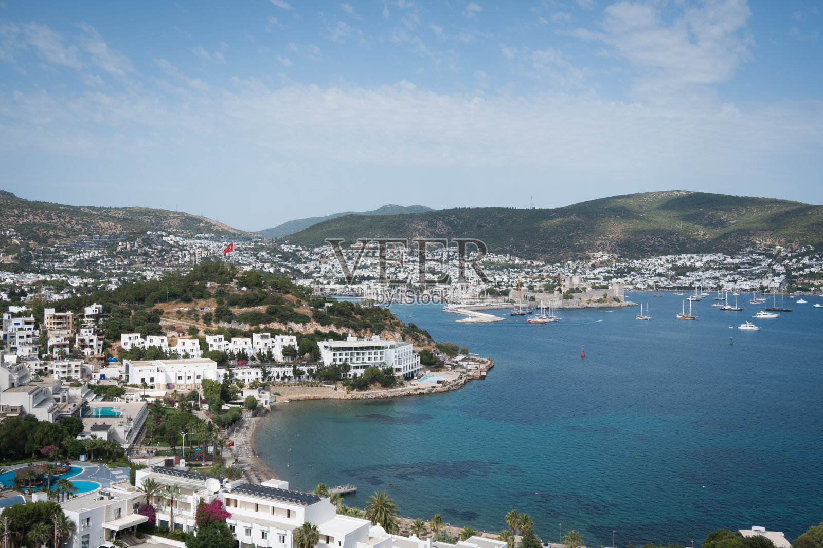 博德鲁姆城堡和港口的景色。照片摄影图片