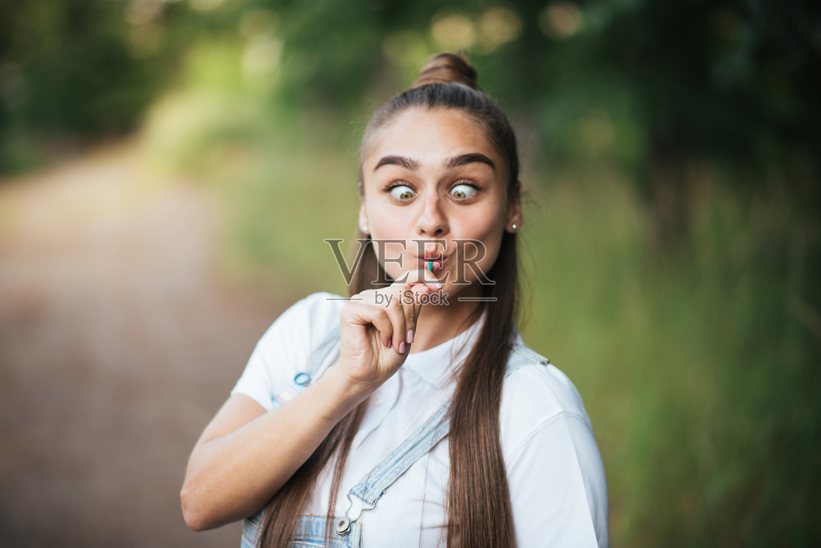 女孩用一根棒棒糖就自然了照片摄影图片