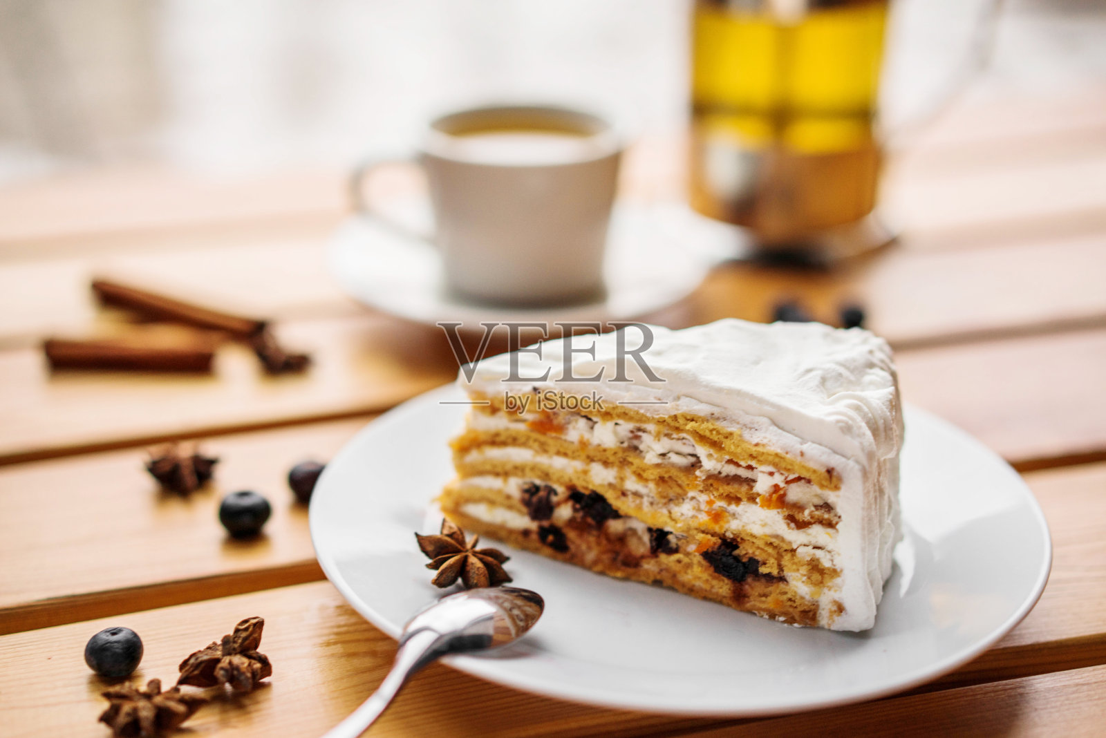 将蛋糕与水果和酒放在木桌上照片摄影图片