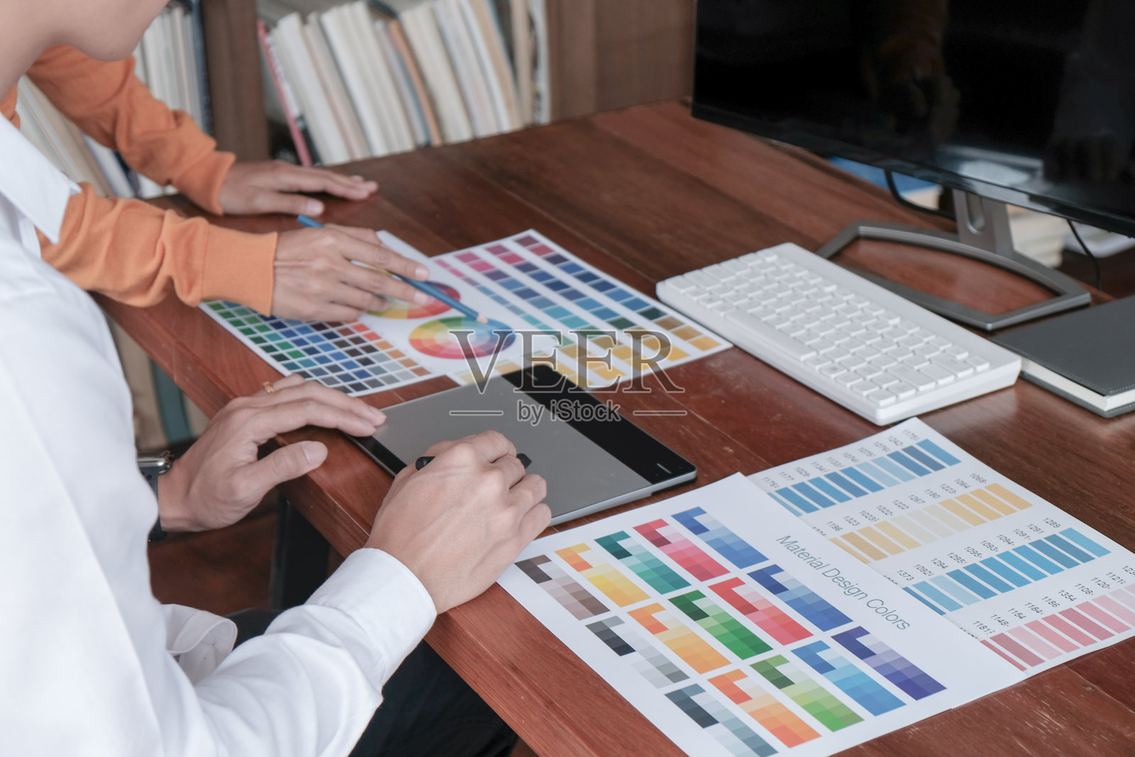 图形设计师工作的数字平板电脑。艺术家在图板和色样上作画。照片摄影图片