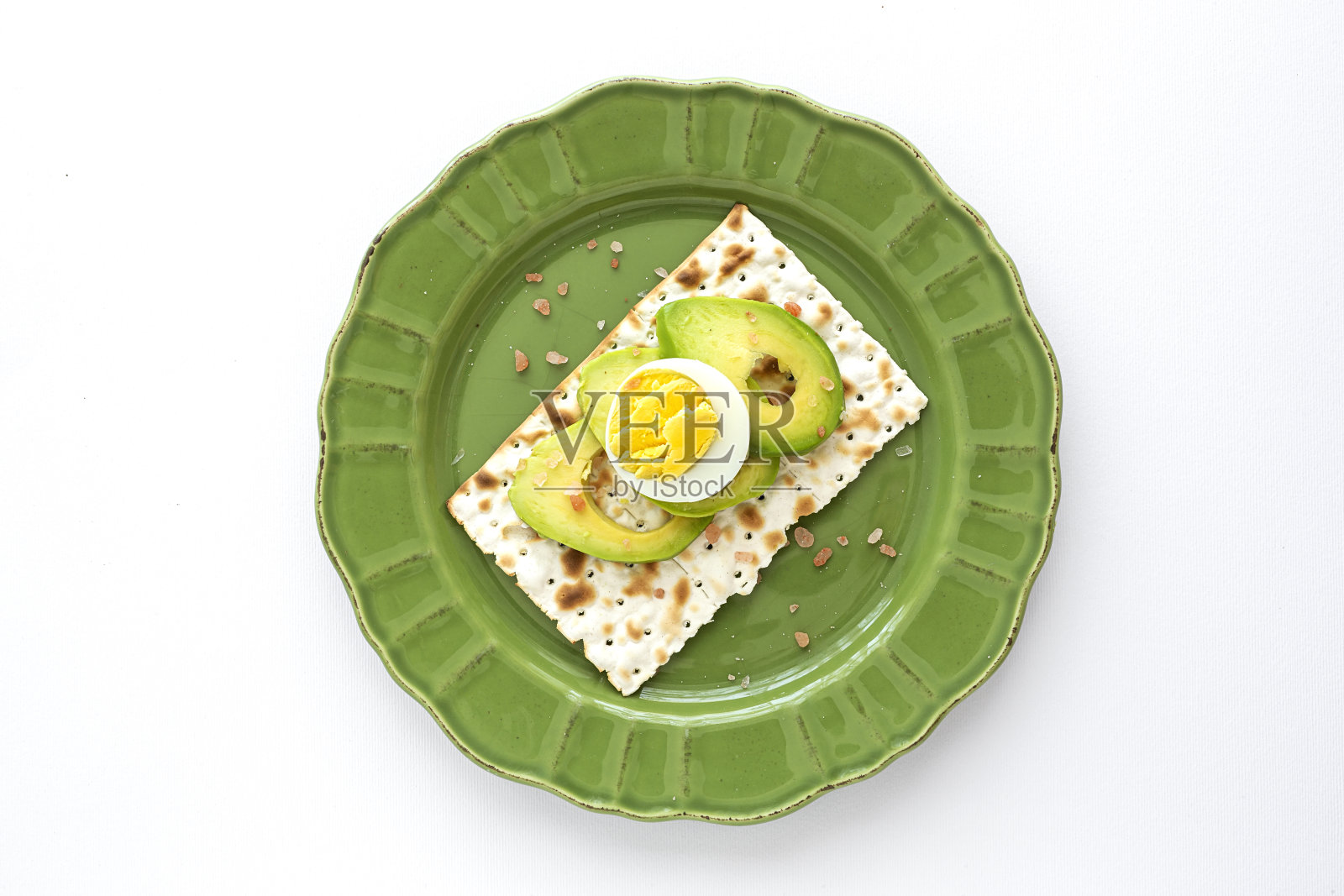 咸饼干，鳄梨和鸡蛋照片摄影图片