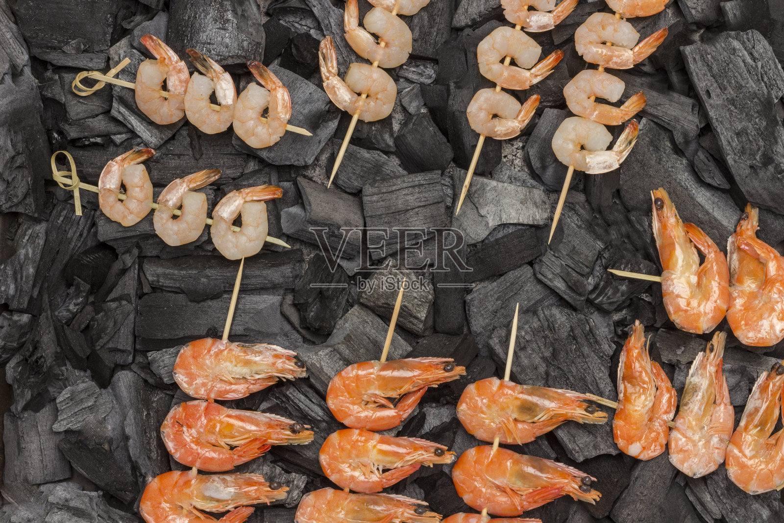 烤食物。木炭串虾和虎虾。照片摄影图片