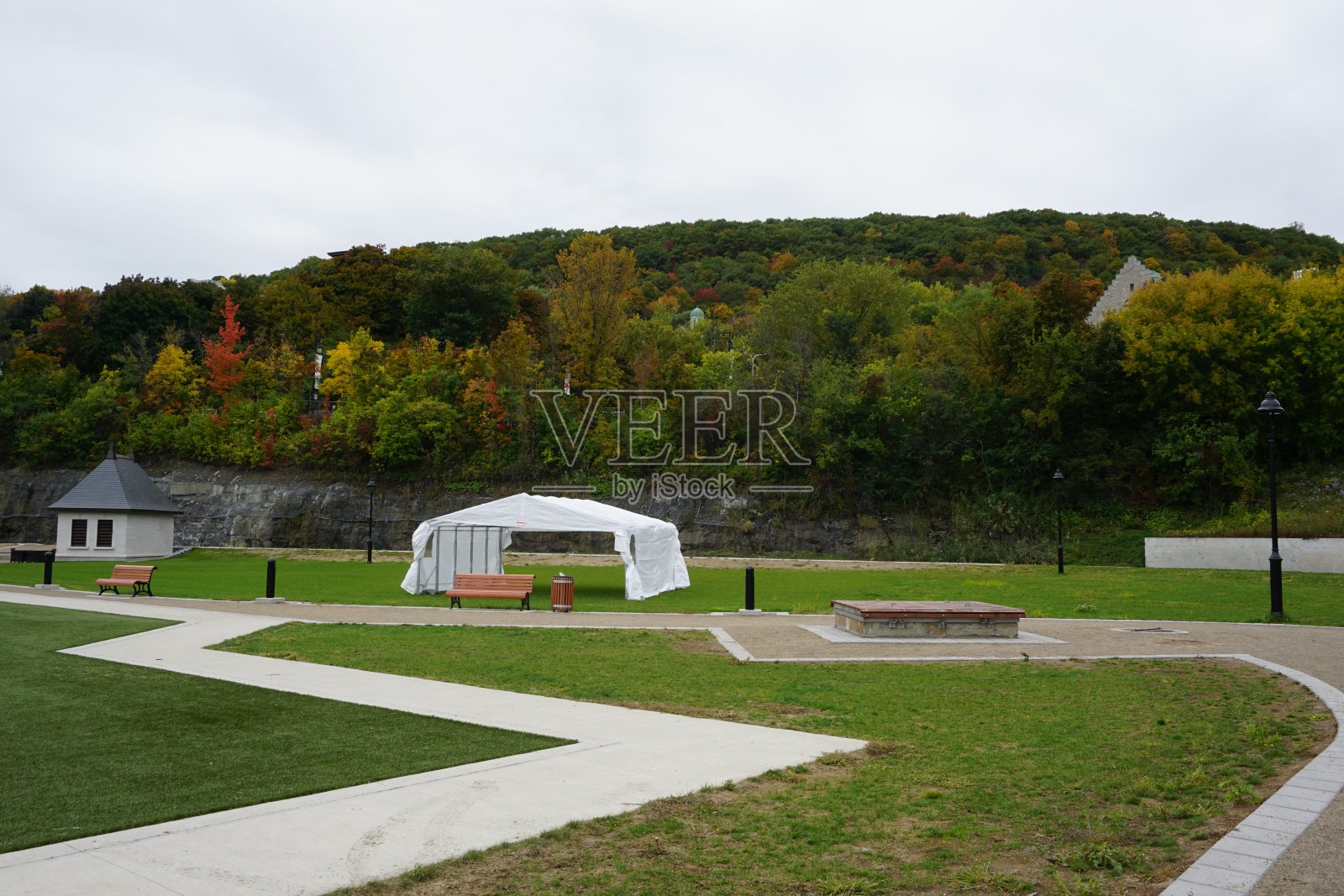 2018年10月8日，加拿大魁北克省蒙特利尔:皇家山公园的帐篷照片摄影图片