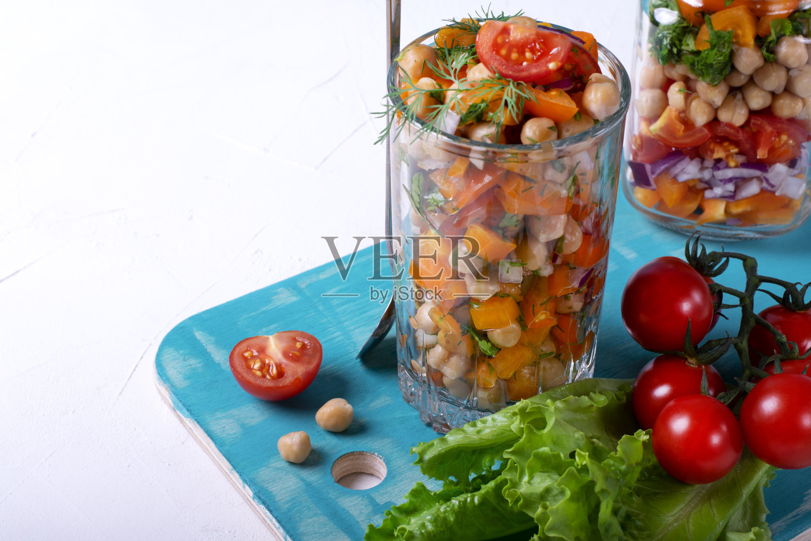 鹰嘴豆，甜椒，樱桃番茄，西班牙洋葱和香草沙拉照片摄影图片