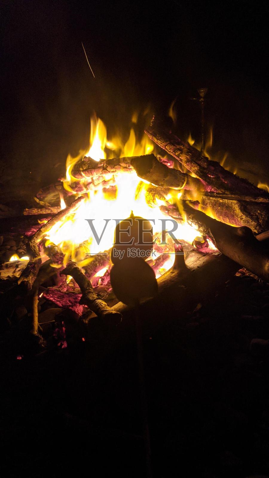 在海滩边营火照片摄影图片