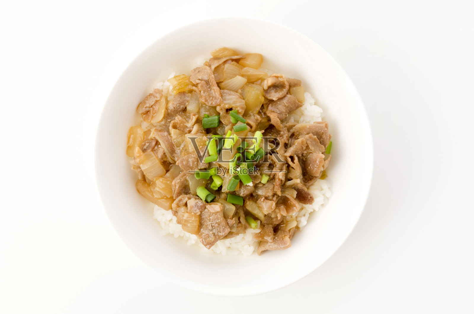 日本料理，一碗上面有猪肉和魔芋的米饭。照片摄影图片