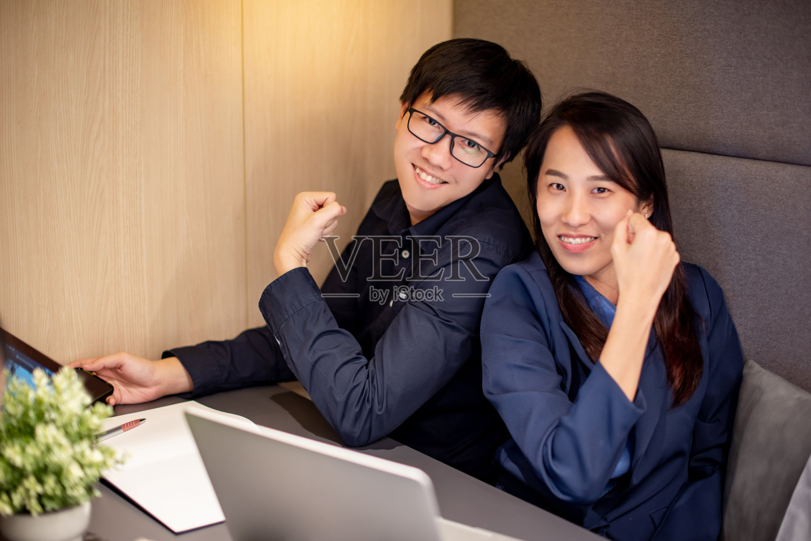 同事一起工作照片摄影图片