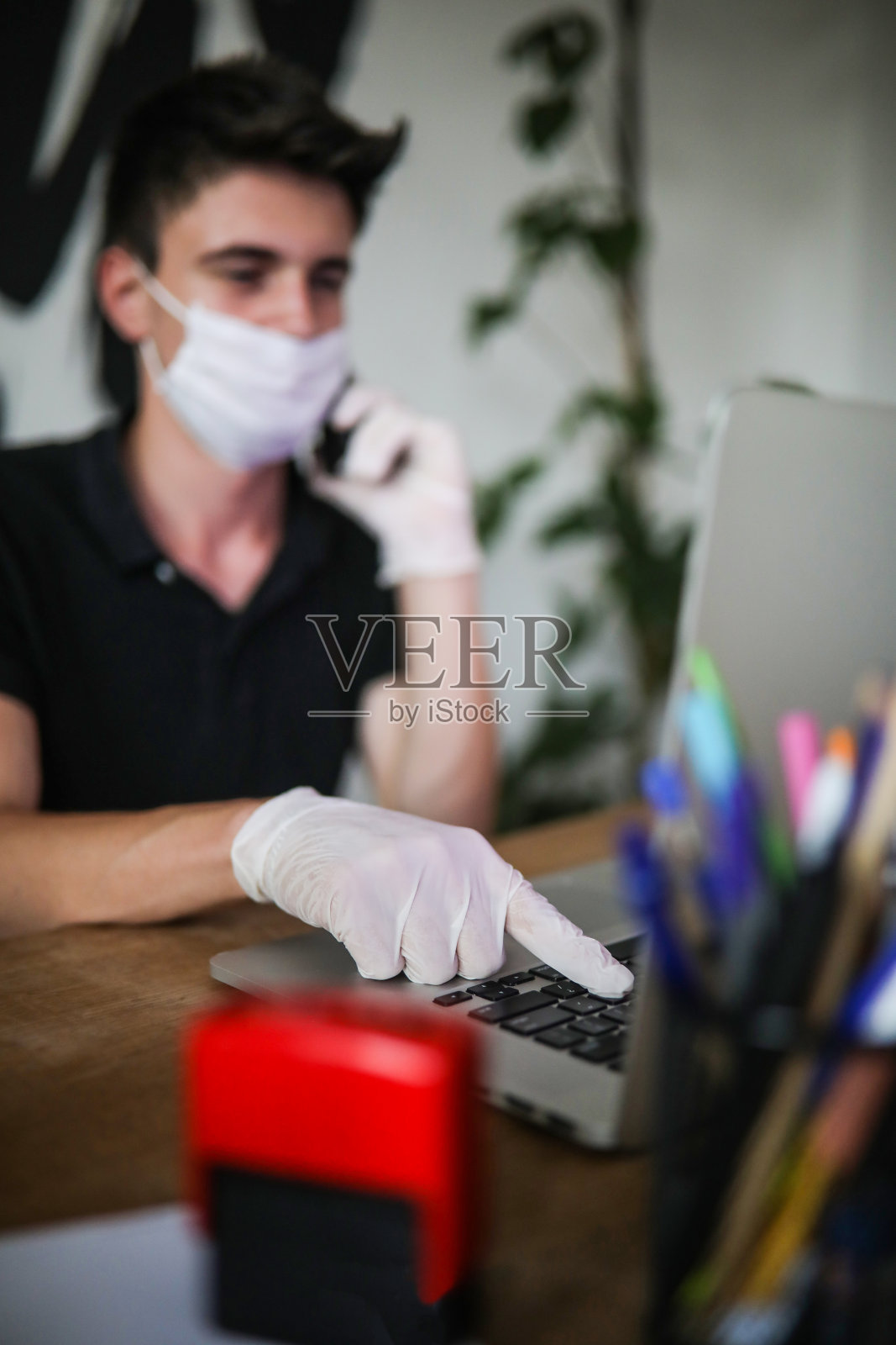 年轻人的工作与新的正常的商业生活和笔记本电脑讲电话照片摄影图片