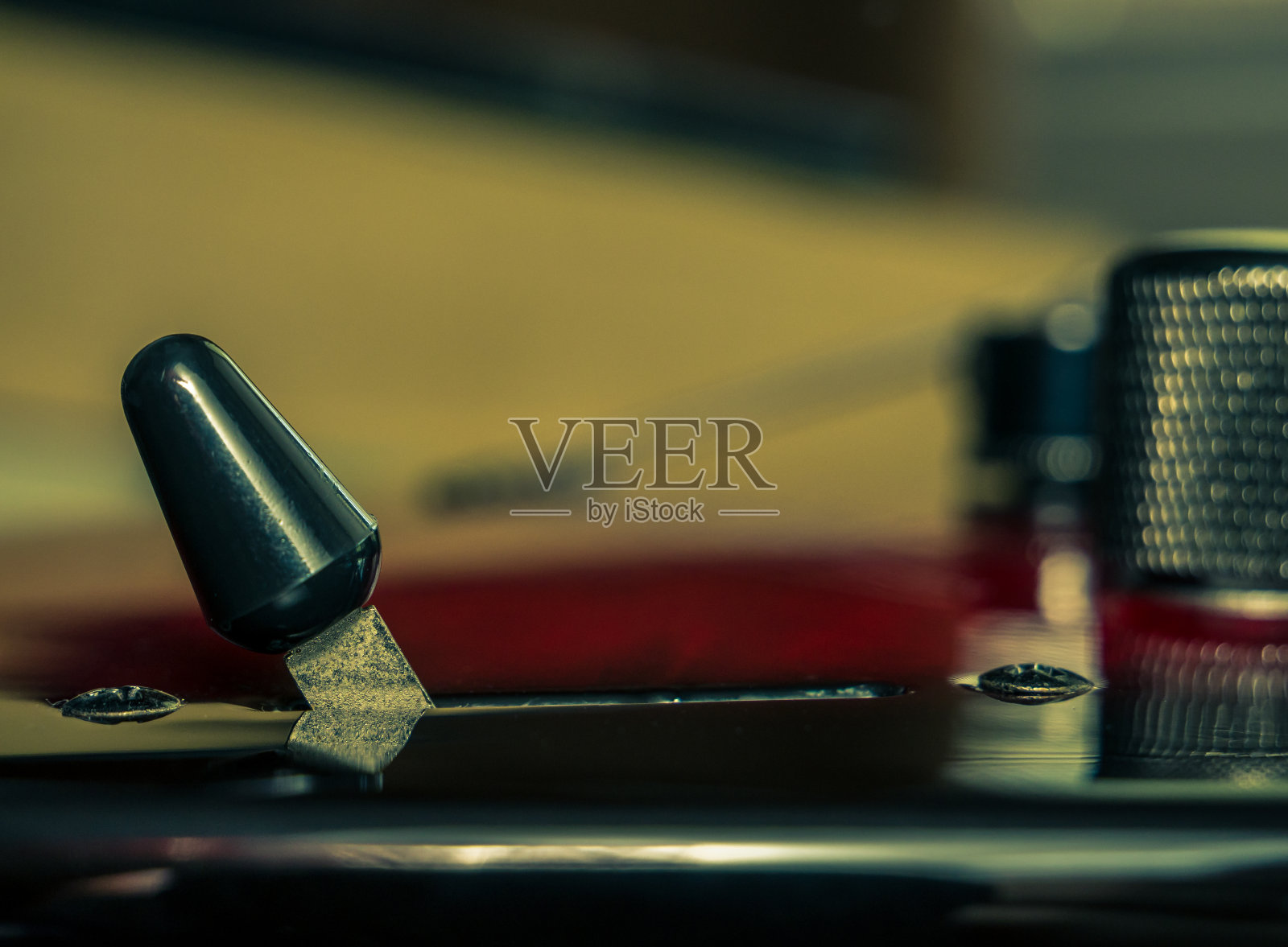 靠近与吉他拾起选择器和音量或音调旋钮在背景。照片摄影图片