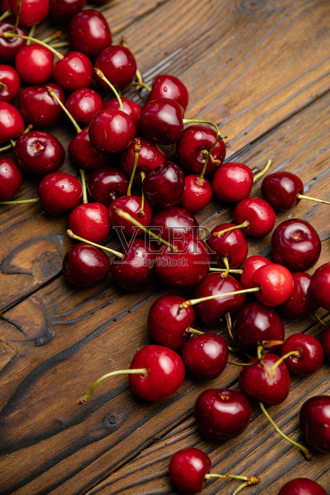 木质背景上的成熟的红樱桃照片摄影图片