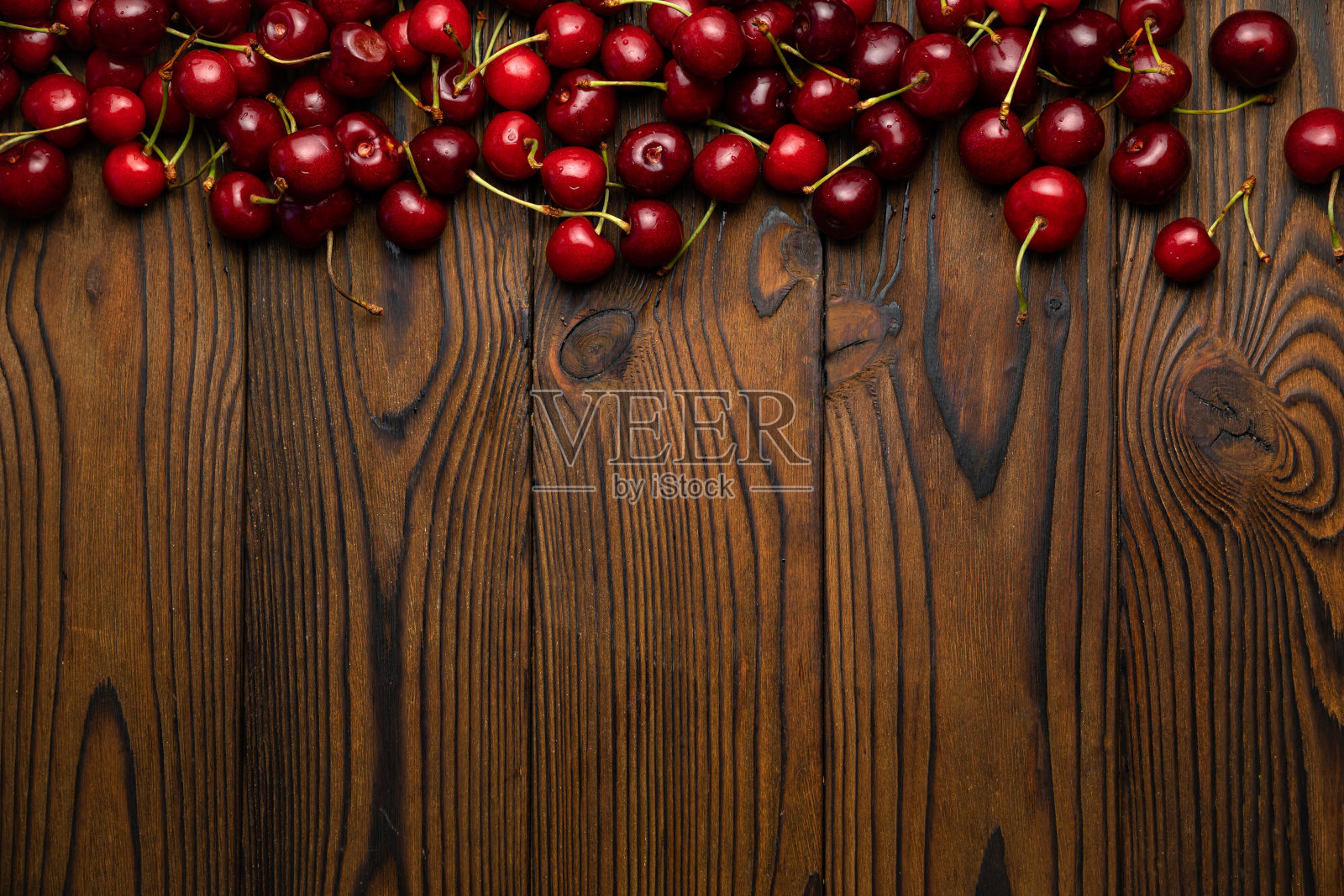 木质背景上的成熟的红樱桃照片摄影图片