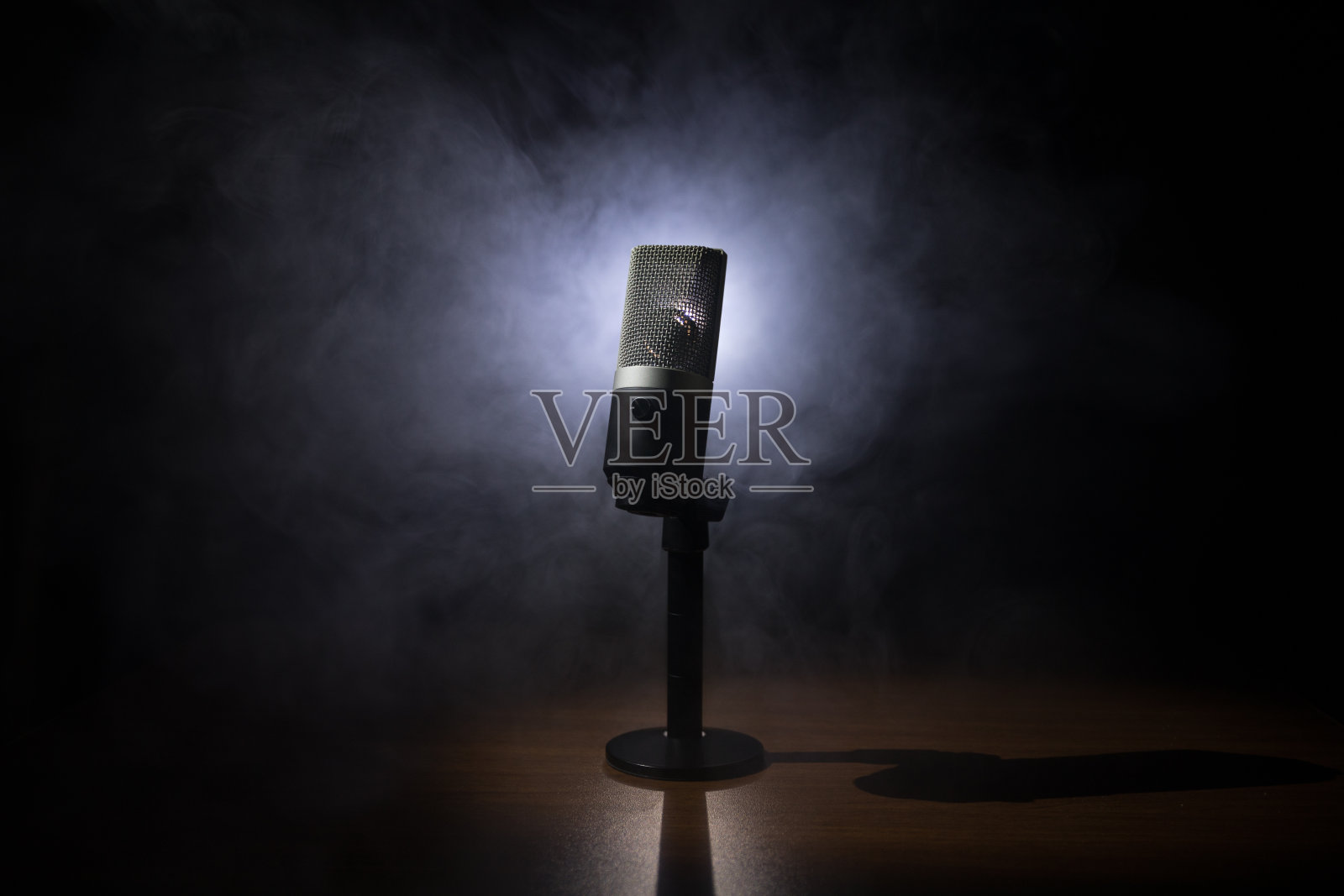 音响室或舞台上的声音、音乐、卡拉ok麦克风。麦克风技术。声音，音乐会娱乐背景。语音广播设备。麦克风在暗室的桌子上照片摄影图片
