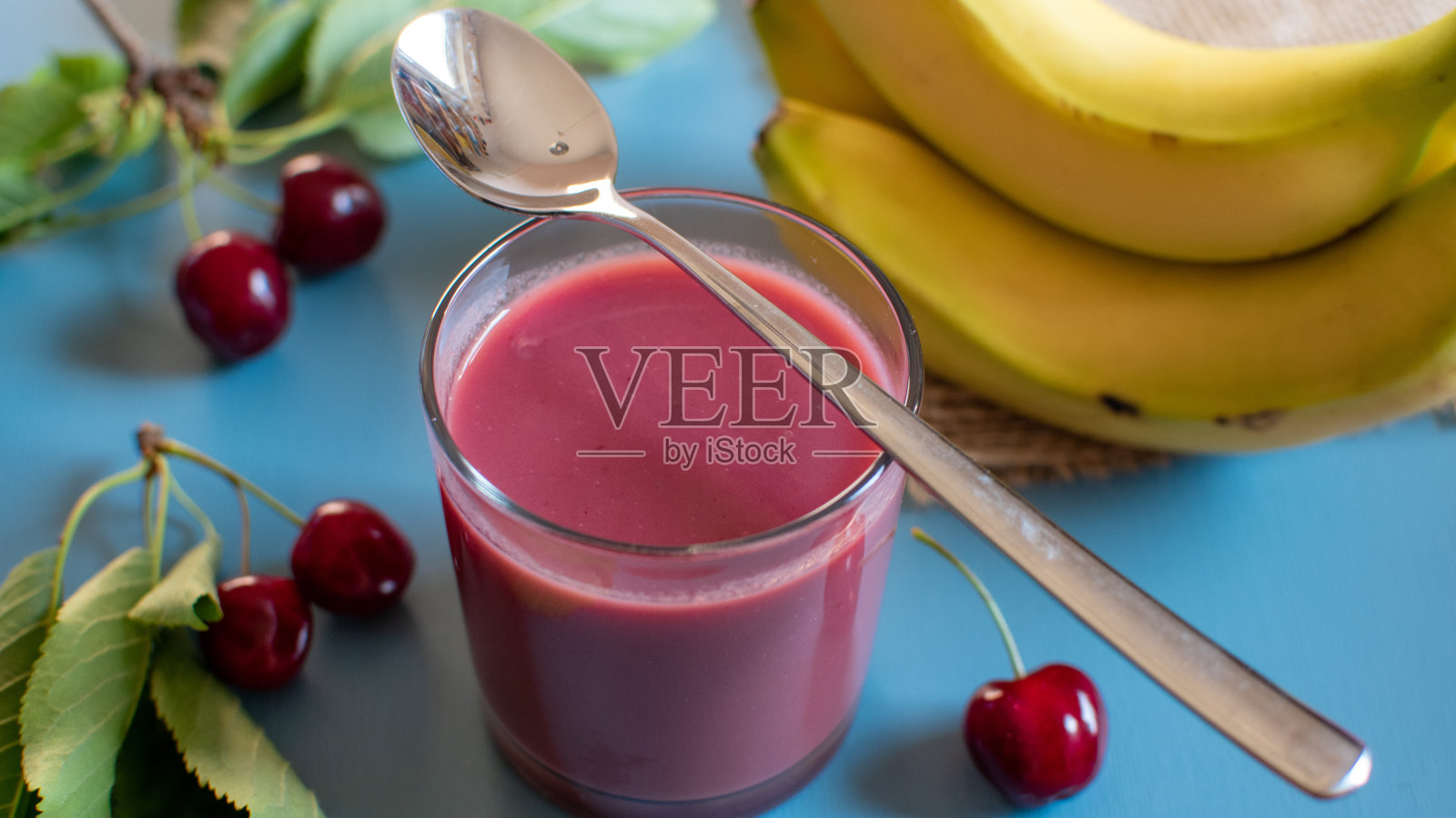 新鲜樱桃和香蕉的夏日冰沙照片摄影图片