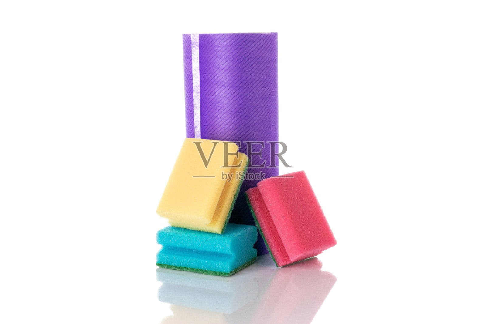 彩色海绵孤立在厨房白色背景上。清洁用品设备。家庭清洁服务。照片摄影图片